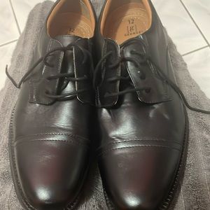 Black dress shoes